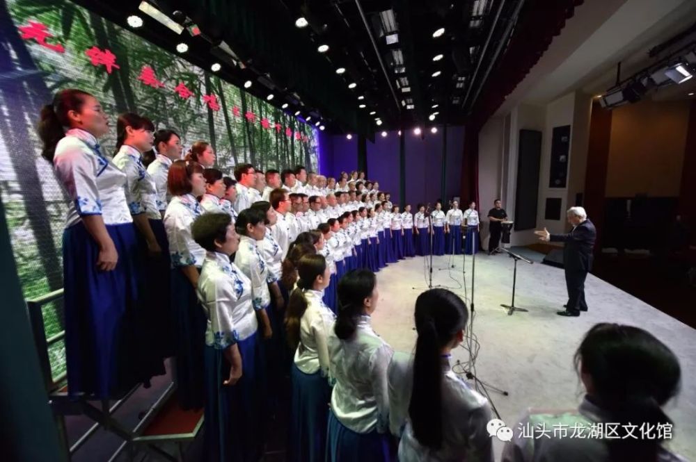 香港著名作曲家,指挥家郭亨基老师指挥爱乐合唱团演出另外,参与的团体