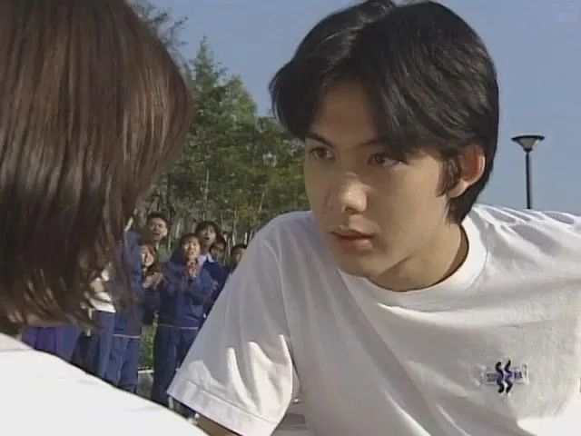 在23岁的时候, 柏原崇和模特畑野浩子因《爱神恶作剧》相识并迅速
