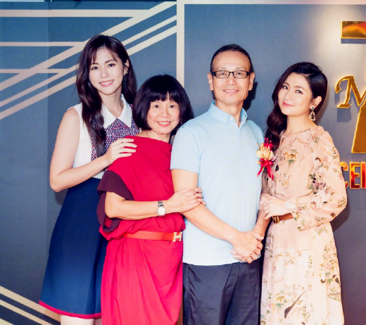selina晒全家福为爸爸庆生70岁任爸肌肉抢镜看着好年轻