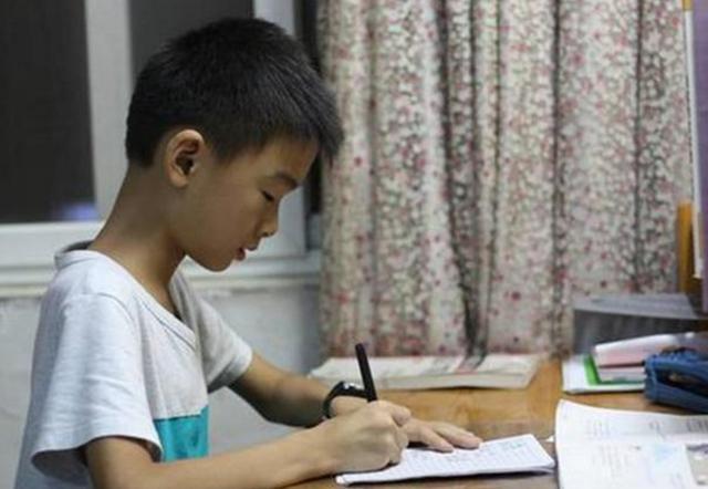 "耿直小男孩"暑假作业走红,疯狂写了1000个口,网友:太
