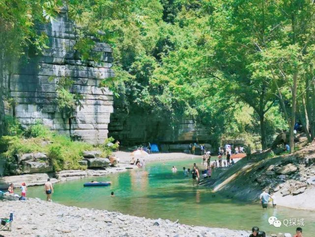 庆元镇有个天然河坝,河坝很大,河水清澈见底,河岸两旁有很多树木非常