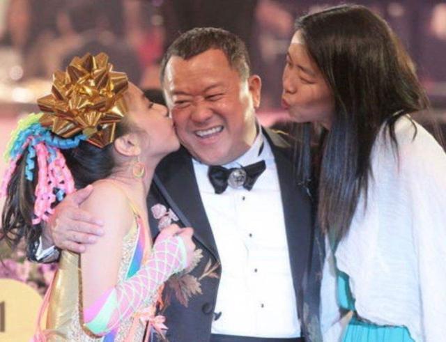 曾太朱锡珍突传病逝!与曾志伟"形婚"近三十年,前妻宝妈也患癌