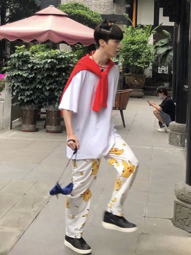 路人镜头中范丞丞堪比整容这失去滤镜的腿长粉丝都看愣了