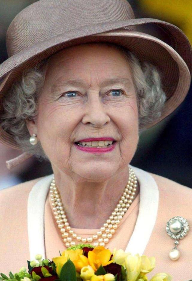 英国女王为何总是戴着珍珠项链 答案在这里 那是源于