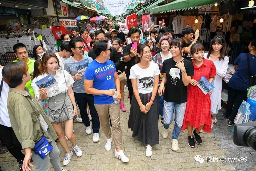 《天之骄女》演员烈日扫街 赵擎,王耿豪尬胸肌成"师奶杀手"