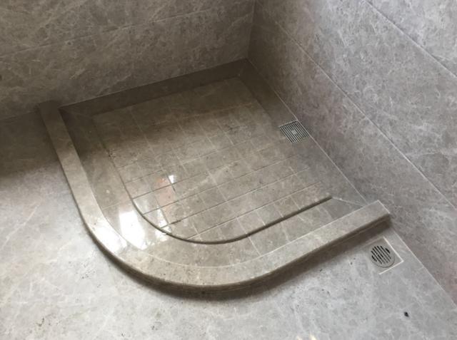 师傅在淋浴房地面铺这个比瓷砖好看又防滑太聪明了