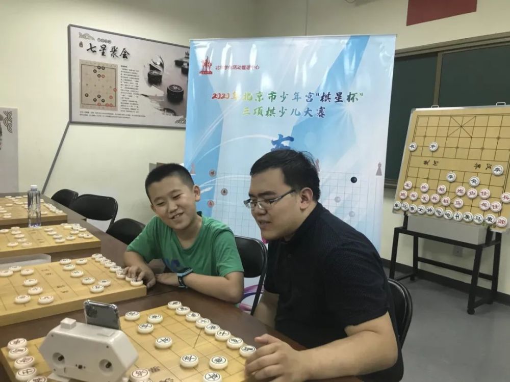 (董子仲现场与小棋手客串互动)