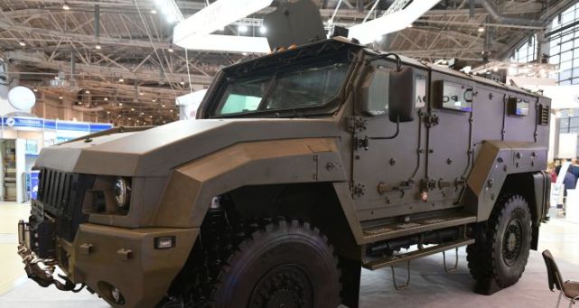 俄东部军区驻阿州侦察兵首次接收一批"虎-m"装甲车
