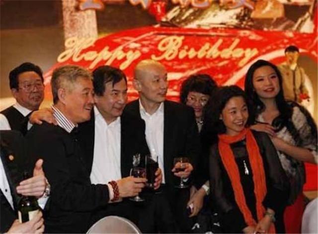 在一个普普通通的家庭需要养育4个男孩,李晓华是三儿子