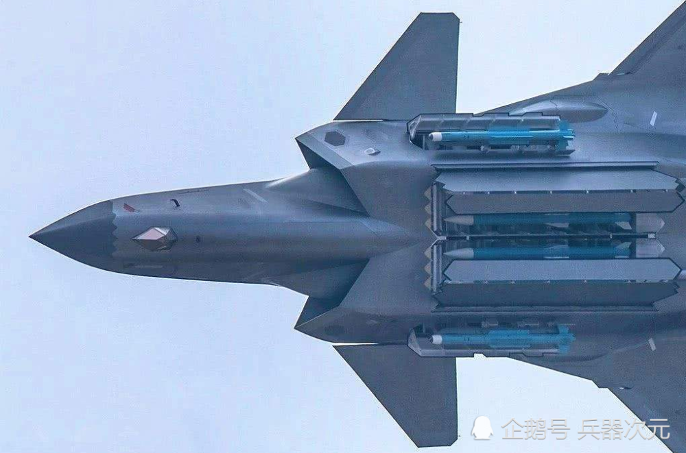 它与苏30,f15战机处于同一代,尽管歼20拥有内置弹仓的设计