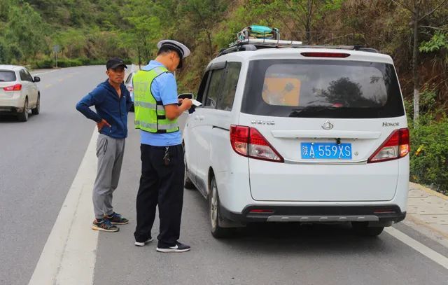 云南弥渡交警多举措做好夏季高温天气交管工作