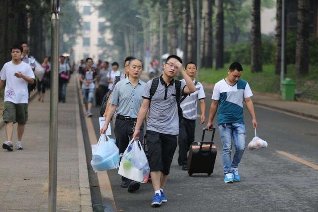 大一新生开学,这4类学生的行李会被学长抢着拿,看看有你没