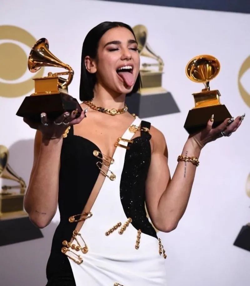 dua lipa 哪怕只是常规切了一条露腿的口子,气势就起来了.