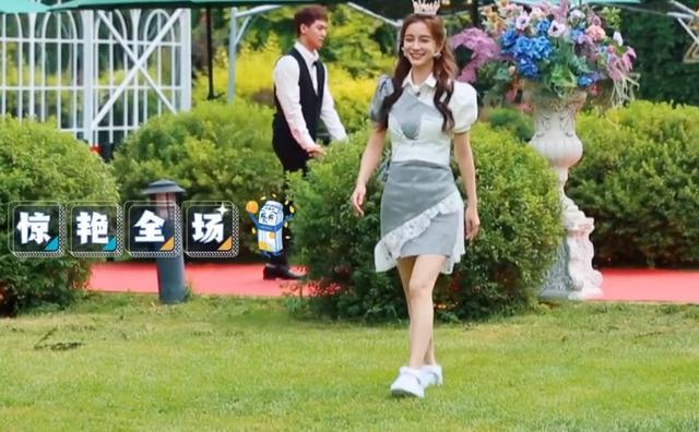 angelababy行李箱开箱大揭秘,除了衣服鞋子化妆品,更多的却是药