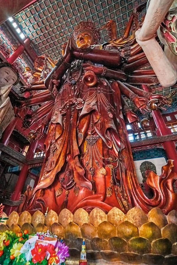 殿大乘之阁内 供奉世界上最大的金漆木雕佛像 这尊千手千眼观世音菩萨