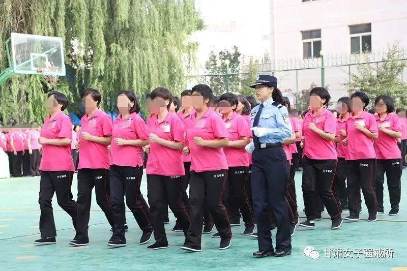 女子戒毒所里看女警
