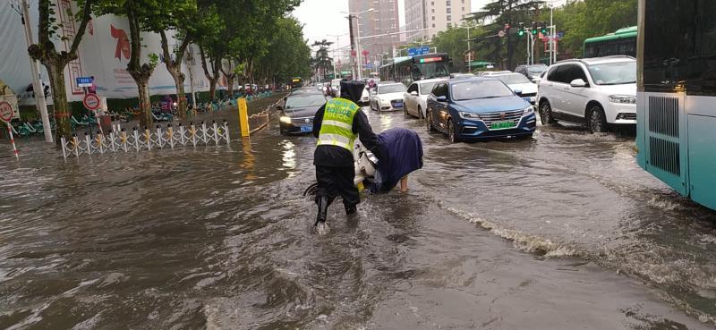 郑州一夜暴雨导致这些路段积水严重交警全力保通