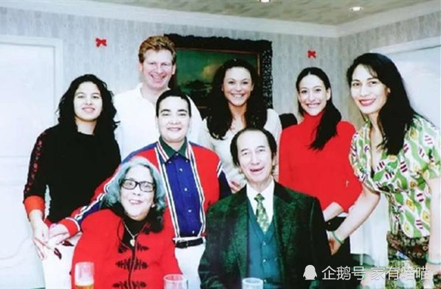 赌王大房唯一儿子!生前全家福五官最像爸,赌王穿白衬衣满脸慈笑