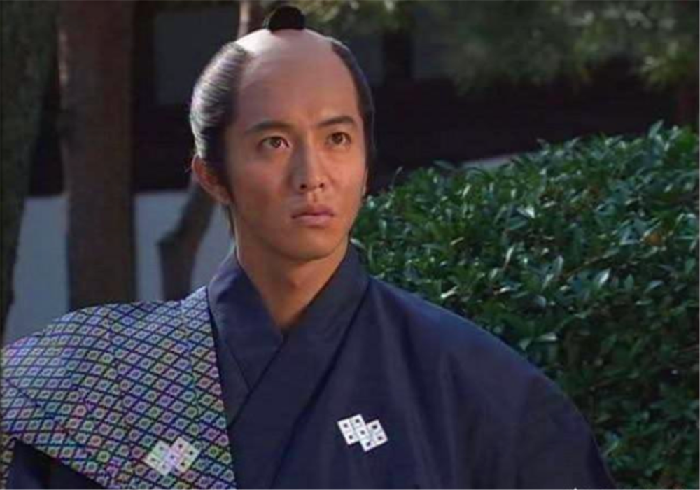 早在飞鸟,奈良,平安时代(基本等同于咱们的唐宋时期)日本男人的发型