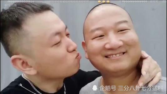 在等待试音的姚水弟兄的现场直播中,两人还开玩笑地抽出时间在脸颊上