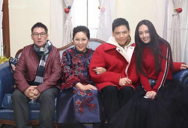 郭碧婷晒出自己的家，很多衣服连包装袋都没拆，直接扔在走廊里了