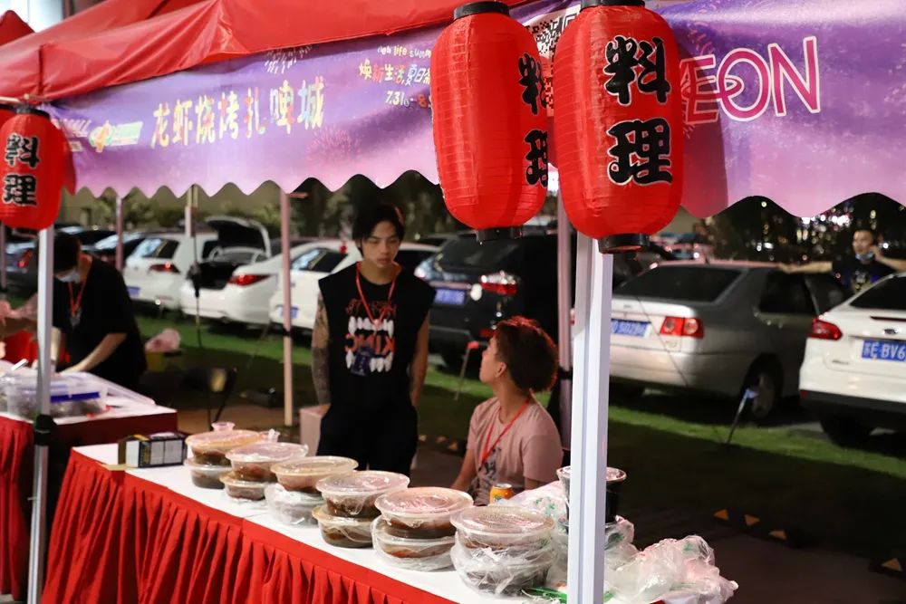 常熟这个夜市太火了!一到晚上就爆满 人气摊位一度卖断货