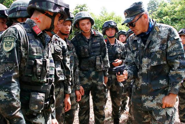 武警第二机动总队某支队多课目实弹射击"硬核"