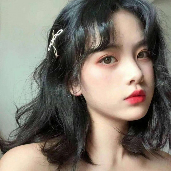 小清新女生头像:使人疲惫的不是远方的高山,而是鞋子里的一粒沙子