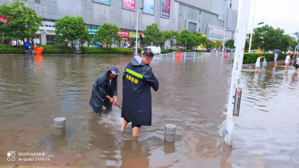 商洛市区今天下午突降暴雨,记者带你直击现场!直播视频来了