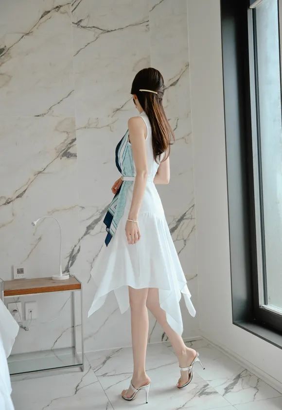 美图欣赏:孙允珠,冰川条纹图案湛蓝真丝波浪裙