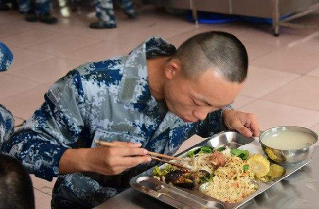 军队伙食中有一道菜让士兵又爱又恨服兵役过的都懂