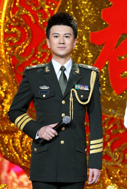 央视主持人马跃晒近况,41岁满脸玻尿酸,逆生长太明显,意外撞脸蔡国庆