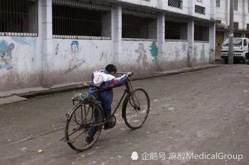 小孩儿练骑自行车,一定不要选择带大梁的