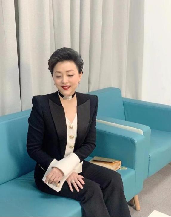 52岁杨澜又美了!一身职业套装依然出众,同框富豪老公身材瘦一半