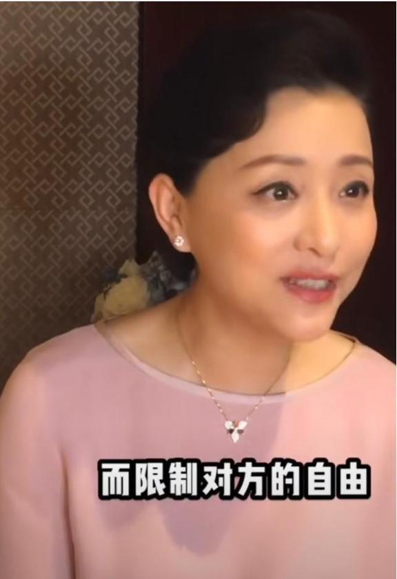 一身职业套装依然出众,同框富豪老公