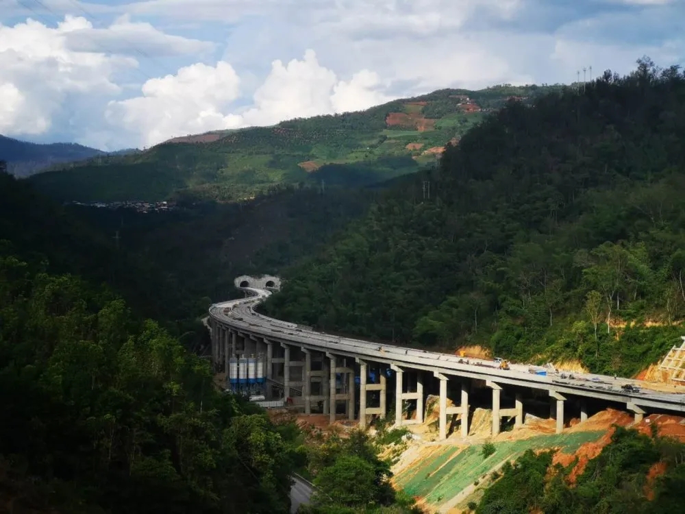 云南思澜高速公路小新寨2号特大桥顺利架通