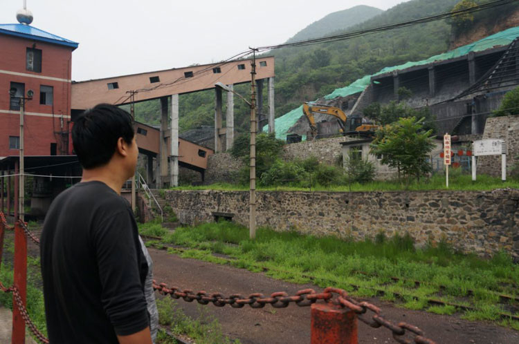 长沟峪煤矿关停时,张兴国才意识到,故乡已经回不去了.