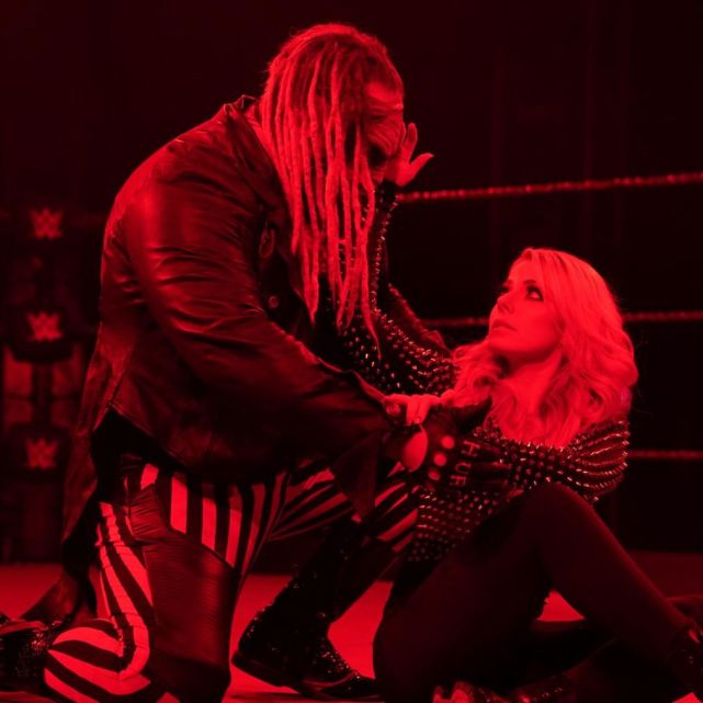 WWE版大型伦理言情剧?小魔女布利斯才是黑羊与邪神对决中的主角!