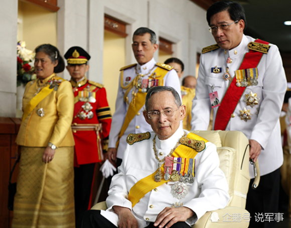 泰国国王年轻时太时尚!低腰裤小背心潮流打扮太吸睛,连和两人秀恩爱