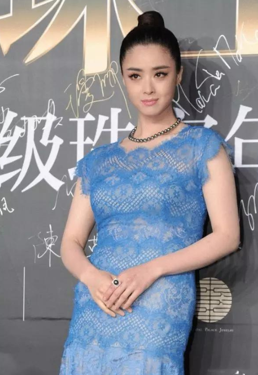 蒋欣果然是女神!烂大街的衬衫套上,美貌都让人一眼就爱上
