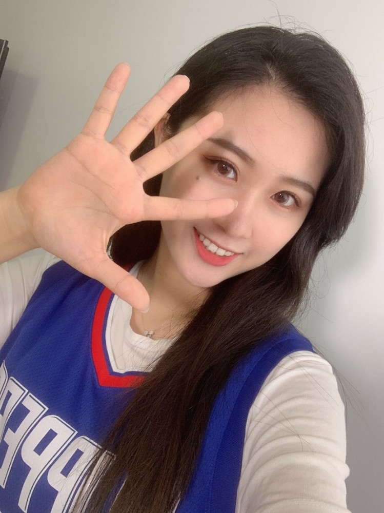 号称少女版"杨毅"的她是在所有选手中直播解说nba比赛场次最多的女生