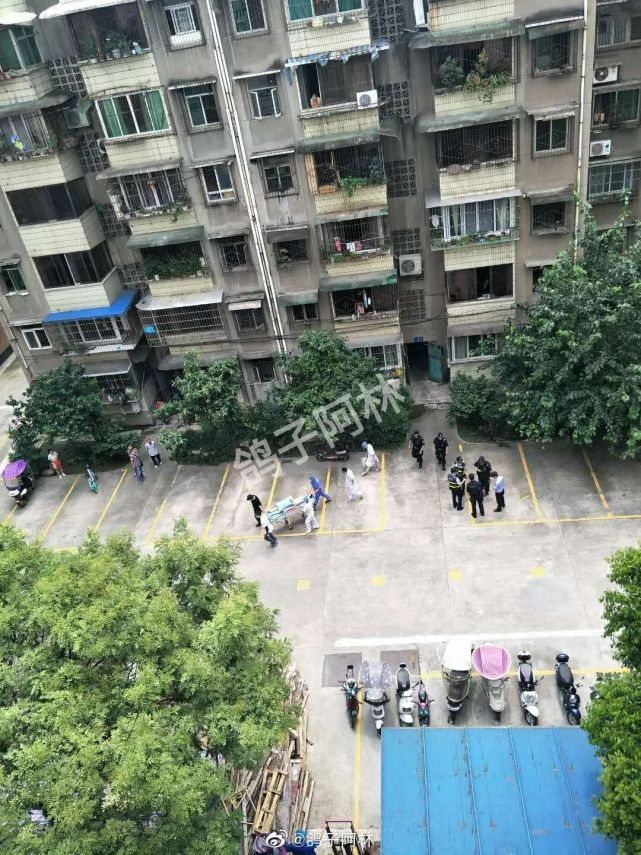 绵阳某小区一男子高空跳楼现场