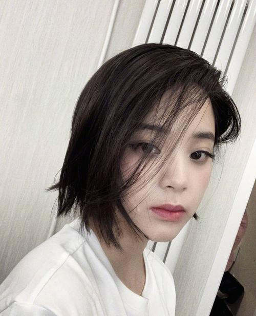 女明星频频剪短发:欧阳娜娜不敢认,颖宝太时尚,只有她是真帅