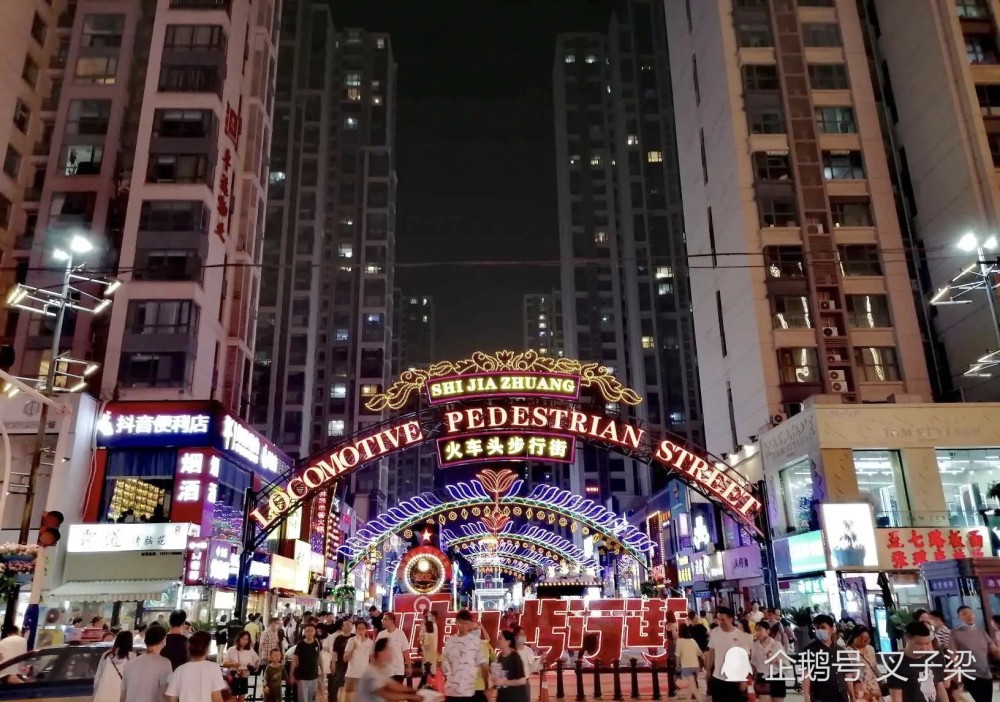 夜逛石家庄万达步行街夜市,人真多