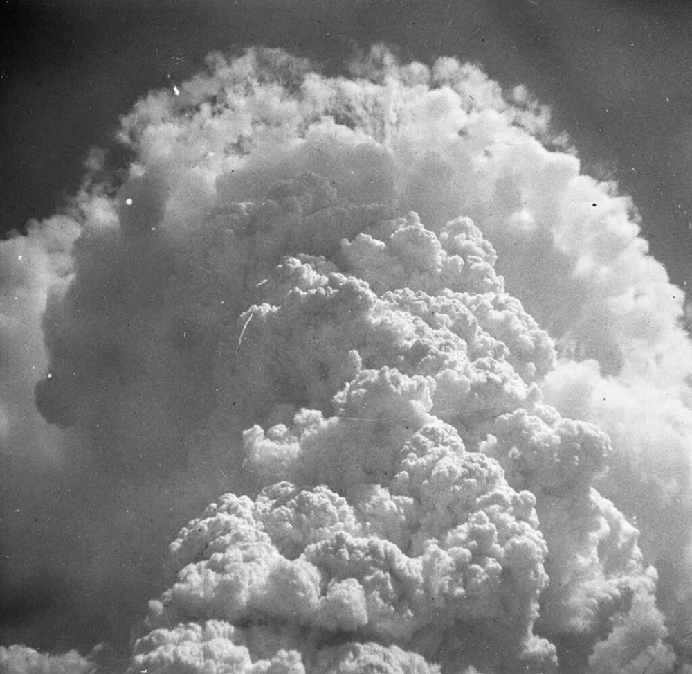 1945年8月6日,原子弹爆炸后,广岛市核爆点附近的蘑菇云.