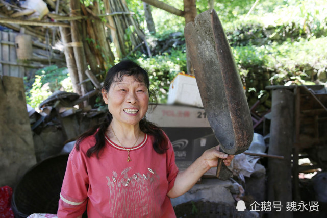 山村大妈留着不少老物件,一直都在用比塑料的耐用,留住乡愁