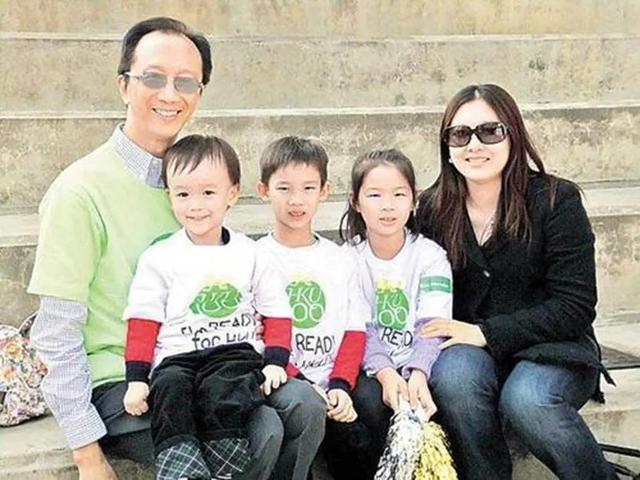 "跳水皇后"伏明霞,生了三个孩子,42岁还不安分拼四胎