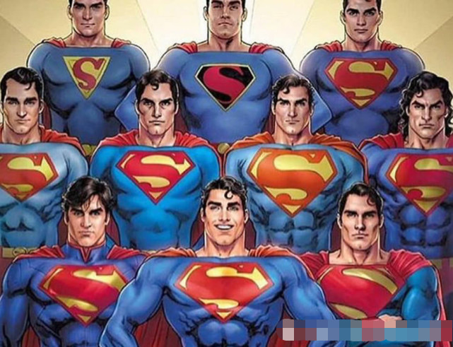 超人的服装并没有太大变化,但是发型,脸型和一些细节都发生了变化.