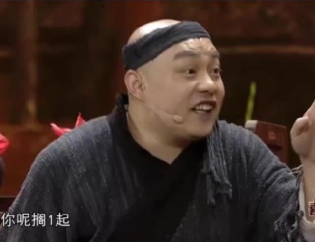 作为赵本山的徒弟,他和小沈阳完全不同,因为他本身长相就很喜剧,所以