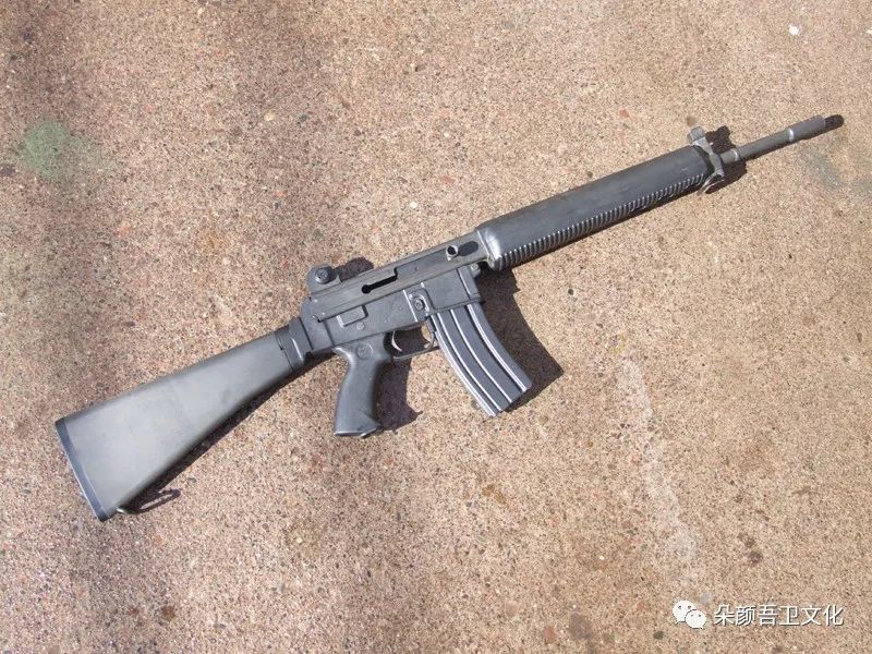 ar-180b特写,下机匣为聚合物,弹匣井部分改成了ar-15式,握把不可折叠